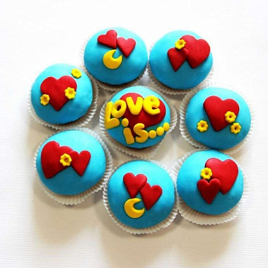 Капкейки "Love is..." купить - комсомольскнаамуре.сладкоежкин.рф