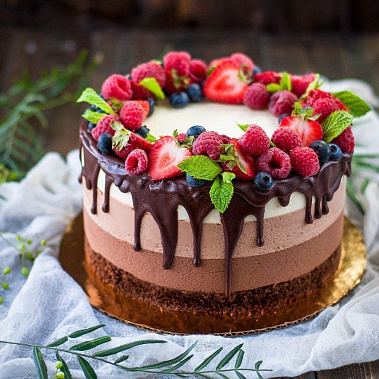 Торт "Три шоколада" купить - комсомольскнаамуре.сладкоежкин.рф